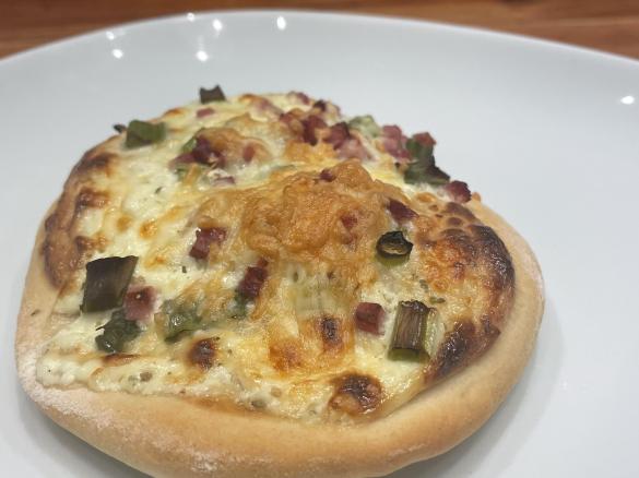 Handbrot mit Käse Schinken