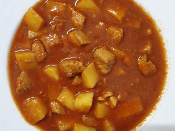 Gulasch mit Kartoffeln - á la Oma - Ungarisch Würzig ( Scharf )