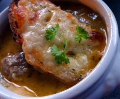 franz. Zwiebelsuppe mit Parmesan-Hackbällchen und Käse-Crostini