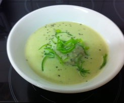 Knoblauchsuppe mit Hackbällchen