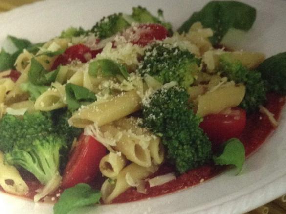 Nudeln mit Brokkoli und Datteltomaten in leichter Soße(LowCarb-fitness-wenig kaliorien)