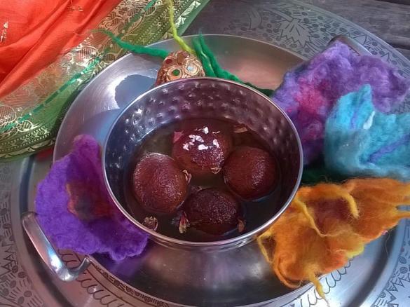 Gulab jamun, indische fritierte Milchteigbällchen in Sirup