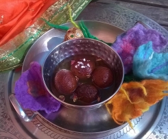 Gulab jamun, indische fritierte Milchteigbällchen in Sirup