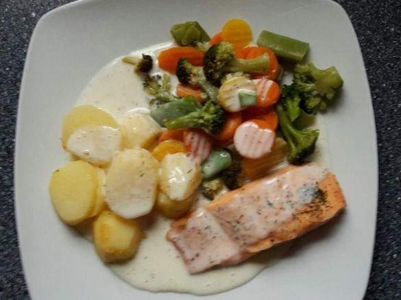  Lachs mit Gemüse, Kartoffeln und Dillsauce