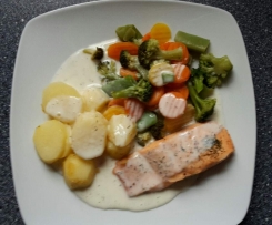  Lachs mit Gemüse, Kartoffeln und Dillsauce