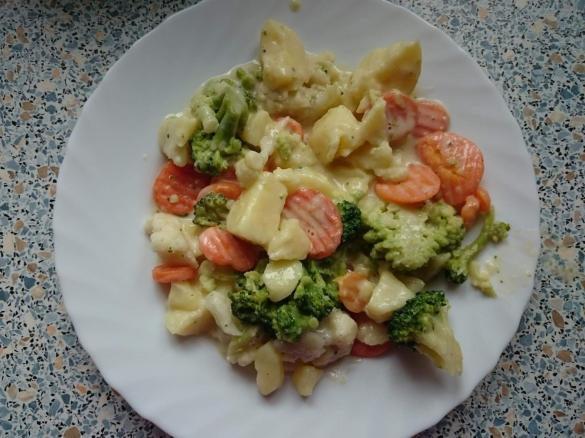 Gemüse-Kartoffelauflauf in einer Frischkäsesoße