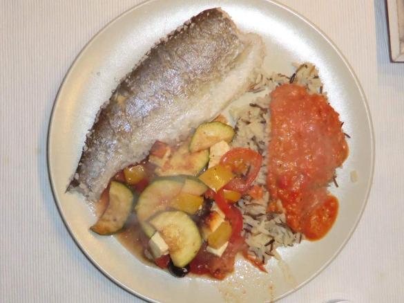 Forelle in Salzkruste mit mediterranem Ofengemüse, Wildreis und Tomatensauce