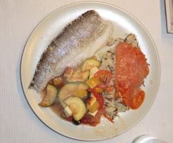 Forelle in Salzkruste mit mediterranem Ofengemüse, Wildreis und Tomatensauce