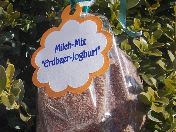 Erdbeer-Joghurt Milch-Mix-Getränk (Kakaopulver)