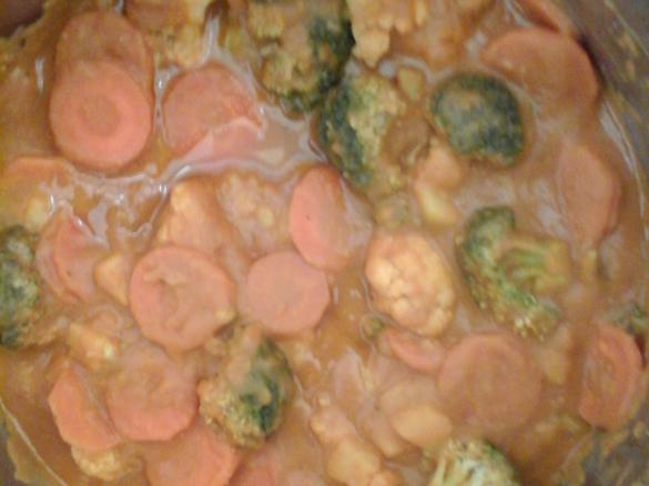 Gemüsetopf mit Mettwürstchen