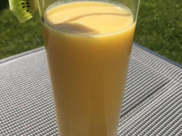 Erfrischender cremiger Mango Smoothie