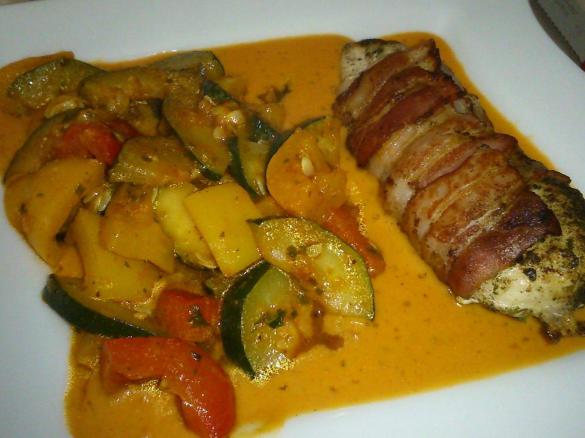 Baconhähnchenbrustfilet mit mediterranem Gemüse