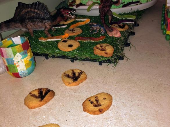 Kekse mit Dino-Abdruck
