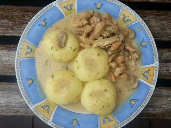 Variation von Schlesischen Klößen (Kluski Slaskie)