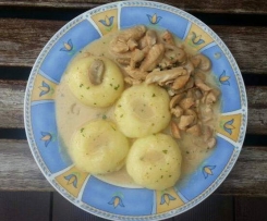 Variation von Schlesischen Klößen (Kluski Slaskie)