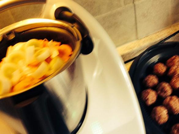 Kartoffel Karotten Suppe mit Hackbälchen