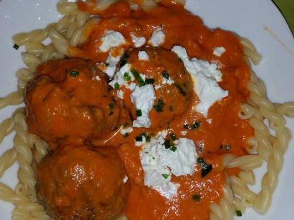 Hackbällchen in Paprika Tomatensosse und Schafskäse