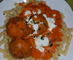 Hackbällchen in Paprika Tomatensosse und Schafskäse