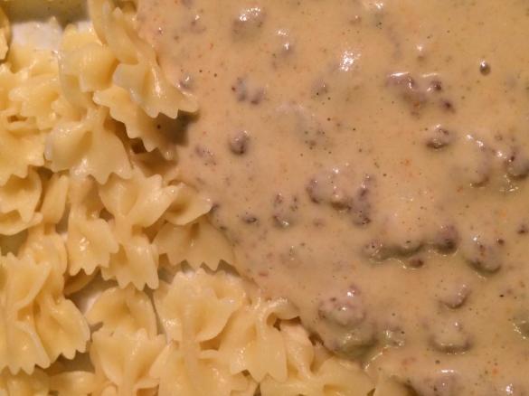 Hackfleisch mit Zwiebel Käse Soße