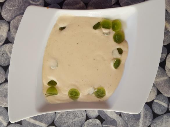 Variation Spanische Mandel-Knoblauch-Suppe