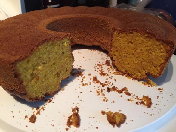 Variation Kürbis Nuss Kuchen - mit Kokosmehl und Xylit-Zucker