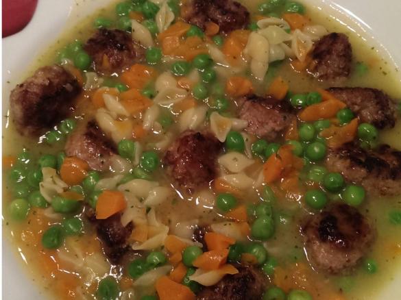 Gemüse-Nudel-Suppe mit Hackklößchen