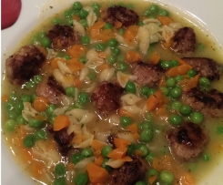 Gemüse-Nudel-Suppe mit Hackklößchen