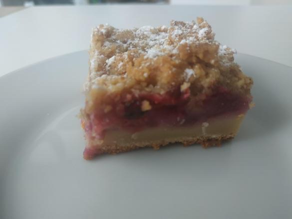 Streuselblechkuchen mit Obst und Pudding