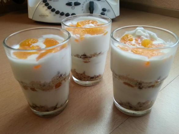Schichtdessert mit Früchten