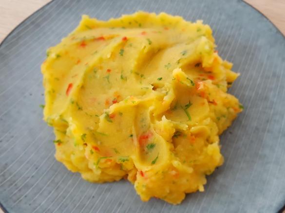 Kartoffelbrei gespickt mit Paprika (Beilage zu Fisch oder Fleisch)