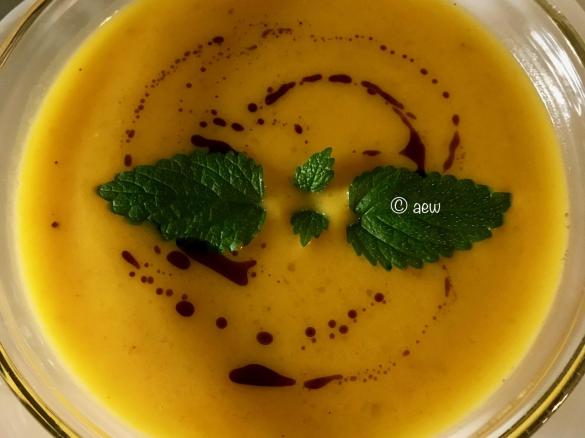 Kürbiscremesuppe mit Kokosmilch, Kurkuma, Ingwer & Vanille