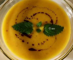 Kürbiscremesuppe mit Kokosmilch, Kurkuma, Ingwer & Vanille