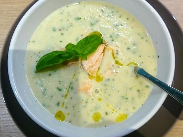 Meerrettichsuppe mit geräucherter Forelle