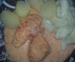 Hähnchenschnitzel in Tomatensoße mit Kartoffeln und Blumenkohl