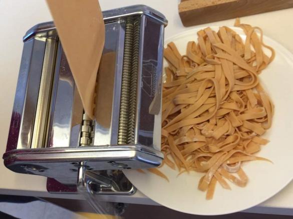 roter Nudelteig, frisch