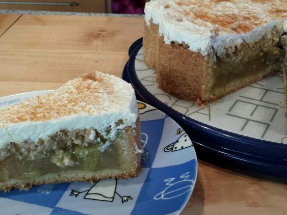 Rhabarberkuchen mit Streuseln und Schmandhaube
