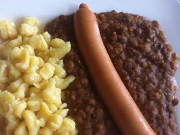 Linsen mit Spätzle (mit Balsamico und Chili) und Saitenwürstle