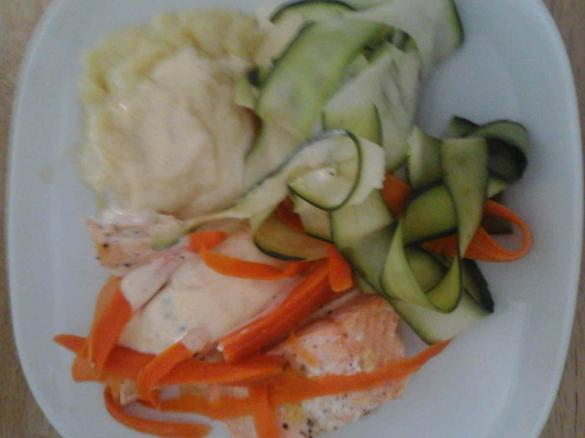 Kartoffelbrei mit Lachs und Gemüse an Hollandaise