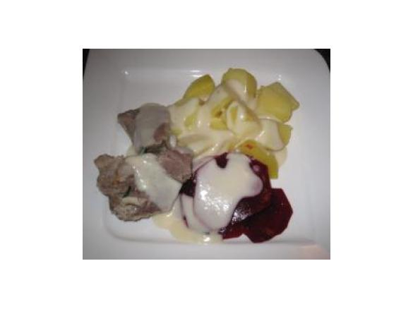 Rindfleisch,Kartoffeln mit Meerrettichsauce und Rote-Beete-Salat