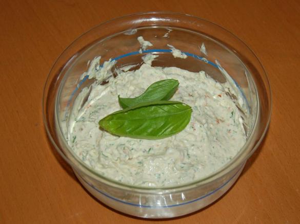 Basilikum-Tomate-Knoblauch-Dip