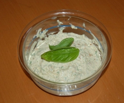 Basilikum-Tomate-Knoblauch-Dip
