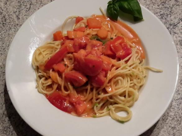 Spaghetti mit Gemüse und Tomatencremesauce