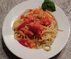 Spaghetti mit Gemüse und Tomatencremesauce