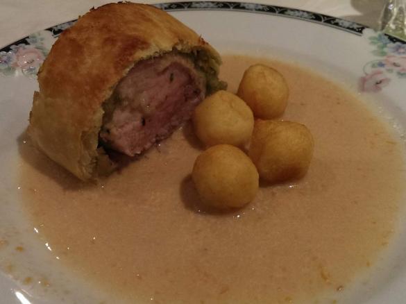 Schweinefilet mit Kräuter - Brot - Mantel im Blätterteig