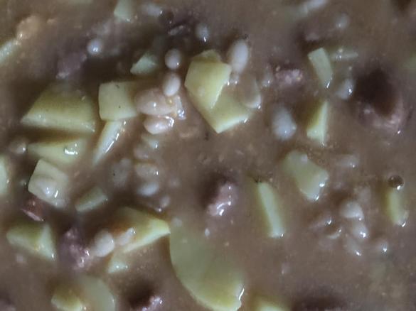 Weiße Bohnensuppe aus getrockneten Bohnen