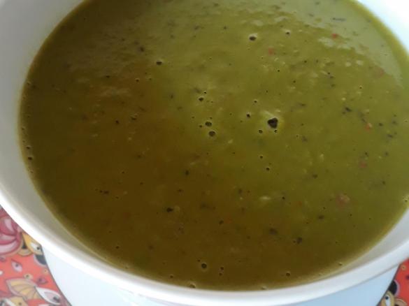 Erbsensuppe mit Chili und Minze