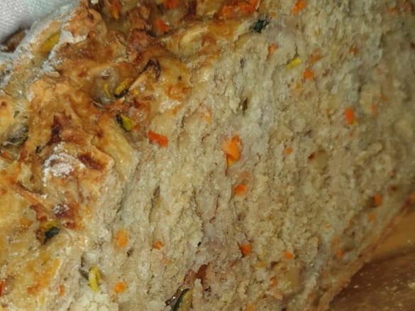 Brot mit Zucchini, Möhren und Walnüssen