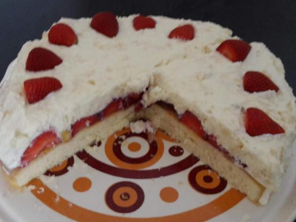 Erdbeerboden mit Raffaello Sahne