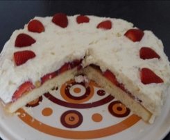 Erdbeerboden mit Raffaello Sahne