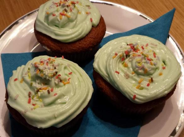 Zitronen-Cupcakes mit Waldmeister-Topping